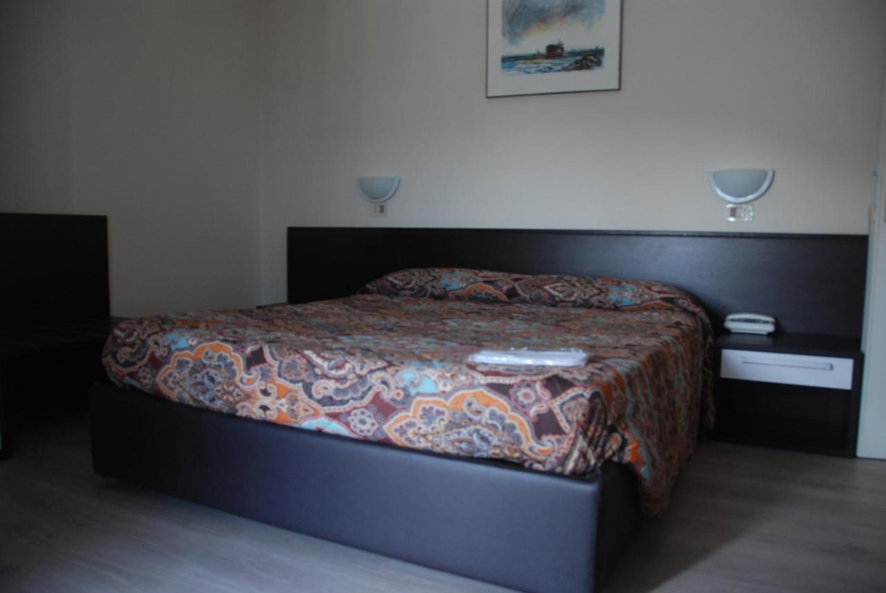 Hotel Olivi Salò Dış mekan fotoğraf